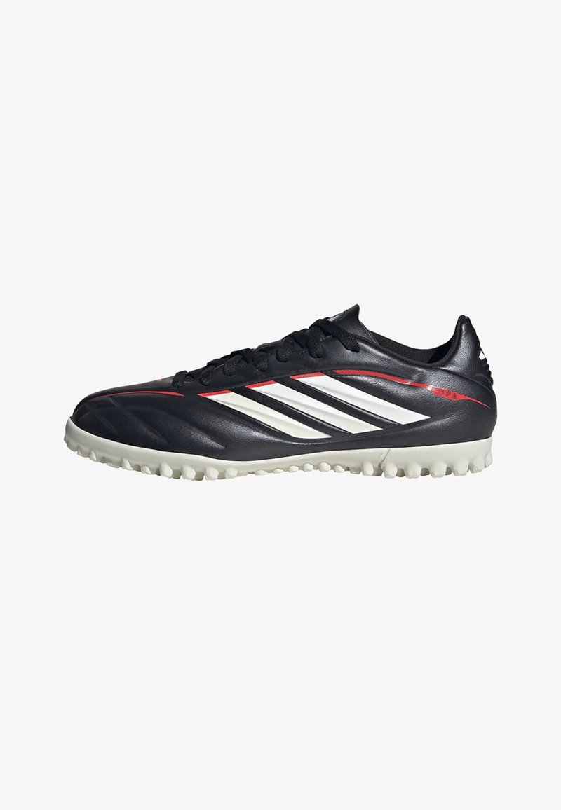 Schwarzer Fußballschuh mit weißen drei Streifen, roten Akzenten und weißer Gummisohle mit Stollen, von der Seite auf weißem Hintergrund gezeigt.