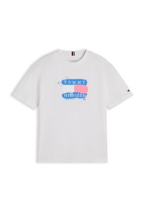 T-shirt blanc à manches courtes avec un motif d'éclaboussures de peinture bleue et rose et le texte "Tommy Hilfiger" sur le devant, petit logo sur la manche gauche.
