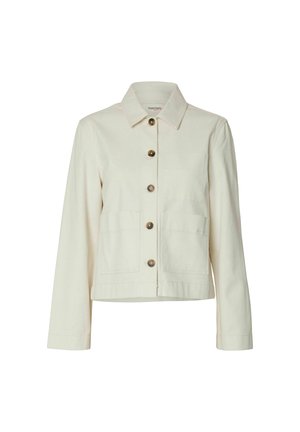 Veste boutonnée à manches longues de couleur ivoire avec deux poches avant et un col classique, présentée sur un fond uni.