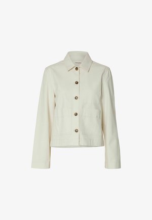 Krémfehér hosszú ujjú, gombos kabát két első zsebbel és klasszikus gallérral, egyszínű háttéren bemutatva.