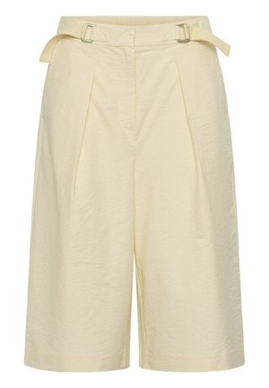 Kremowe, dopasowane szorty z przodu z zakładkami oraz regulowanymi bocznymi paskami z metalowymi klamrami.