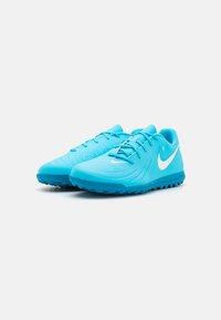 Heled sinised spordijalatsid tekstureeritud ülemise osaga, tugevdatud varbaga ja valge Nike logo. Omab hingavat võrkmaterjali ja kummist tallat, et tagada haarduvus.