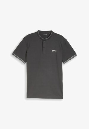 Ciemnoszara koszulka henley z krótkim rękawem, z dwoma guzikami, kontrastową lamówką na rękawach i kołnierzu oraz białym napisem "19/62" na lewej piersi.