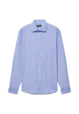 Camicia azzurra chiaro a maniche lunghe con bottoni, colletto e polsini, distesa su uno sfondo bianco.