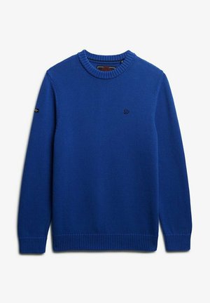 Suéter de punto azul de manga larga para hombre con cuello redondo acanalado, puños y dobladillo, que presenta un pequeño logo bordado en el pecho y la manga.