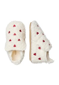 Pantofole bianche e soffici con motivi a cuore rossi, una vista dall'alto e l'altra di lato con una suola marrone.