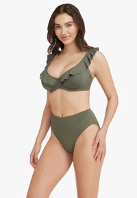 Zestaw bikini w oliwkowym kolorze z falbaniastymi detalami na górze i wysokim stanem na dole, wykonany z gładkiego, elastycznego materiału.
