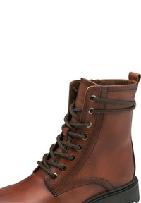 Tamaris ELEGANTE MIT TOUCH-IT - Enkellaarsjes met plateauzool - cognac