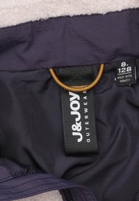 Marine buitenstof met een crème fleece voering. Beschikt over een grote lus voor ophangen en zorglabels, inclusief merk- en maatinformatie.