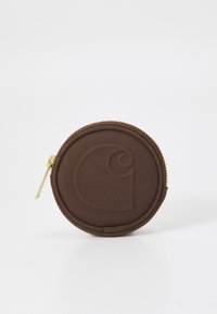 Runde braune Stoff-Münztasche mit strukturiertem Logo, goldfarbenem Reißverschluss und glatter Außenfläche. Kompaktes Design für einfache Aufbewahrung.