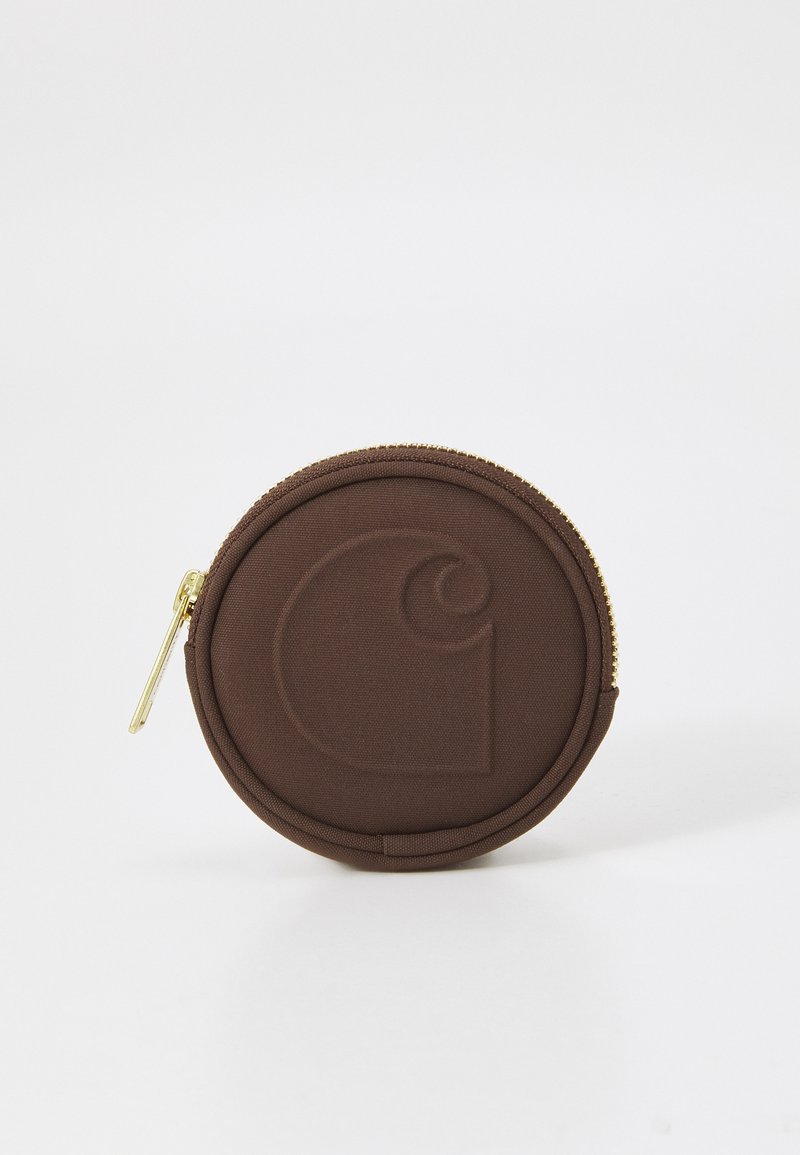Runde braune Stoff-Münztasche mit strukturiertem Logo, goldfarbenem Reißverschluss und glatter Außenfläche. Kompaktes Design für einfache Aufbewahrung.