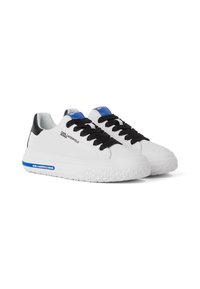 Adidași albi dintr-un material neted, cu șireturi și toc negre. Accente albastre pe limbă și pe lateral, cu o talpă albă texturată.