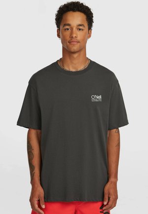 Mørkegrå bomulds-T-shirt med en afslappet pasform, med en lille hvid logo på venstre bryst. Korte ærmer og rund halsudskæring.