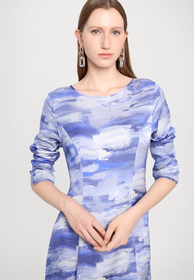 Blue and white abstract-patterned dress with three-quarter sleeves, made of smooth fabric, featuring a round neckline and fitted silhouette.