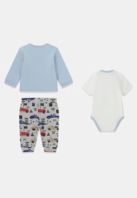 Hellblaues Langarmshirt, weißer Kurzarm-Body und graue Hose mit bunten Fahrzeugmustern. Weicher Baumwollstoff, legerer Schnitt.