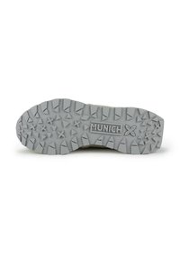 Suela de zapato de goma gris con patrones de surcos profundos y el nombre de la marca "MUNICH" en un recuadro rectangular, diseñada para tracción y durabilidad.