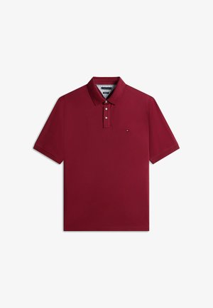 Bordowa polo z krótkim rękawem, z trzema guzikami i małym logo na lewej piersi, pokazana na płasko na białym tle.