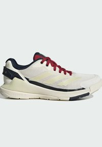 Scarpa da ginnastica bianca in mesh con lacci color bordeaux, dettagli blu navy e tre strisce verde chiaro; presenta una tomaia texturizzata e suola chiara.