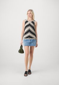 GAP CHEVRON TANK - Toppi - black combo