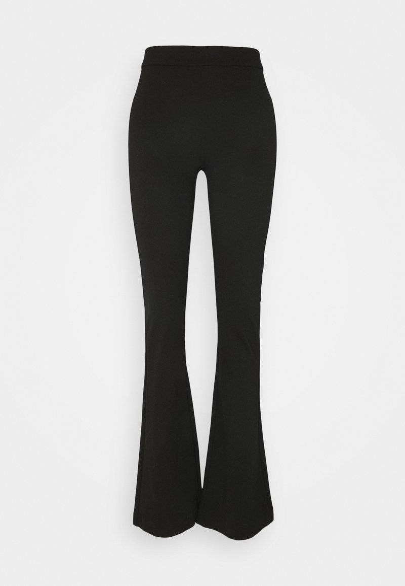 Fekete harangszárú leggings sima textúrával, magas derékkal és testhez simuló fazonnal, amely a bokánál harangszárú dizájnba folyik át.