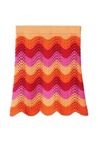 Jupe en tricot avec un ourlet festonné, aux rayures ondul�ées de couleurs orange, rouge, rose et pêche.