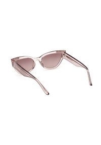 Gafas de sol estilo ojos de gato, fabricadas en plástico transparente de color rosa claro con lentes marrones de gradiente y detalles grabados en las patillas.