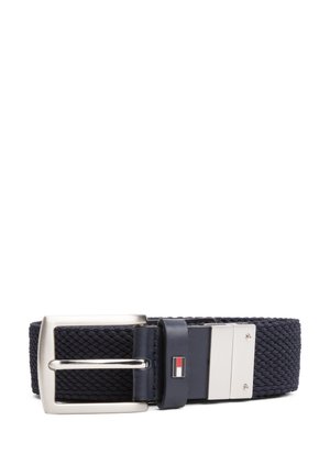 Ceinture en tissu tissé bleu marine avec boucle en métal argenté et petit logo rectangulaire rouge, blanc et bleu sur la boucle en cuir.