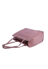 Bolso tote de cuero rosa con doble asa, forma rectangular, logo embellecido en la parte frontal y un compartimento con cremallera en la parte superior. Textura suave.