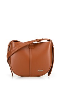 Borsa a spalla in pelle marrone con superficie liscia, forma arrotondata, tracolla regolabile e etichetta con logo. Presenta un design semplice e moderno.
