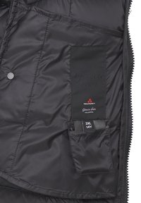 Interno di giacca imbottita nera con texture trapuntata, etichetta del designer "Piumino autentico", tasca con zip e etichetta della taglia (2XL, 14Y).