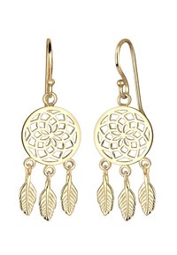 Guldtonade örhängen med en cirkulär design som har intrikata utskärningar och tre hängande bladdetaljer, vilket visar en slät metallisk textur.