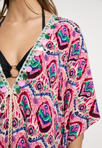 Barvit kimono z živahnim vzorcem v roza, modri in zeleni barvi. Ima odsevnije poudarke, globok v-izrez in ohlapen kroj.