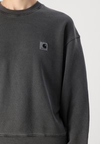 Donkergrijze sweatshirt van een zachte katoenmix, met een ronde hals, geribbelde mouwen en een klein, vierkant logo op de borst.