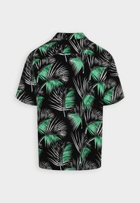 Kortärmad skjorta med svart bakgrund och stora mönster av gröna och vita palmer. Slätt tyg med en avslappnad passform.
