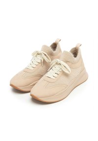 Scarpe sportive beige con colletto in fleece testurizzato, parte superiore con stringhe, materiale sintetico liscio, punta rotonda e suola in gomma leggera.