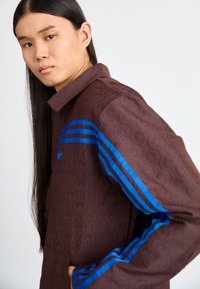 adidas Originals CLUB JACKET - Casaco de verão - shadow brown