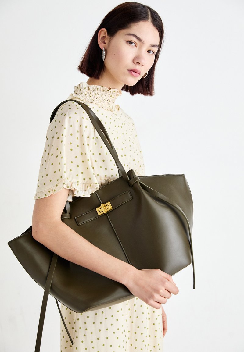 Gina Tricot - LONG STRAP BAG - Shopping bag - deep taupe, Suurenna