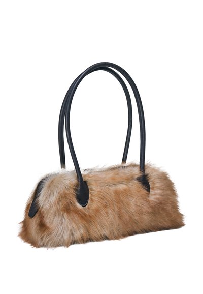 Petit sac à main rectangulaire recouvert de fourrure marron clair avec deux longues anses en cuir noir.