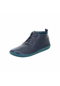 Stivaletti in pelle blu con punta arrotondata, caratterizzati da un design con lacci e una suola in gomma turchese a contrasto. Texture liscia con uno stile minimalista.