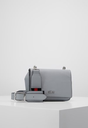 Grijze leren crossbodytas met verstelbare riem en zilveren gesp, met "s.Oliver" logo op de voorklep.