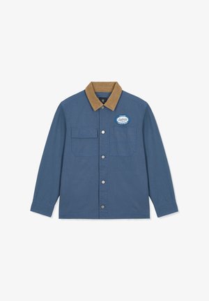 Veste bleu à boutons en coton avec un col en velours côtelé brun, deux poches avant et un logo en patch sur le côté gauche.