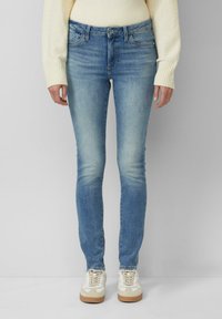 Lichtblauwe skinny jeans van denim met vervaagde details en versleten accenten. Voorzien van een klassiek ontwerp met vijf zakken en een knoopsluiting aan de voorkant.