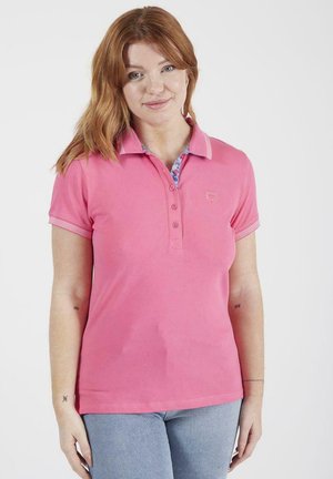 T-shirt polo rose avec un motif floral sous le col, présentant une patte de boutonnage à cinq boutons et un bord rayé contrastant sur les manches.