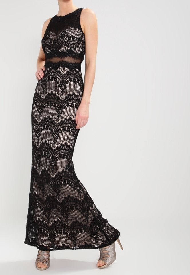 Svart spets maxiklänning med en figurnära livstycke, scalloped fåll och genomskinliga detaljer. Har intrikata blommönster och är ärmlös.