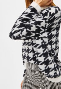 Bershka Stickad tröja - black