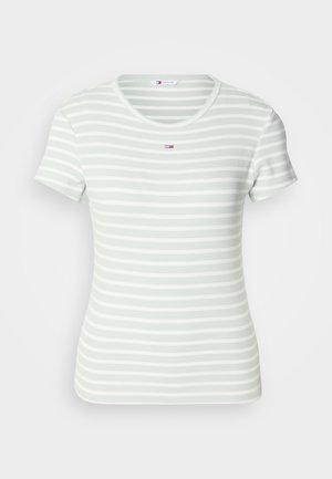 Jasnozielona koszulka z krótkim rękawem w białe poziome paski, o żebrowanej fakturze i małym logo na piersi. Okrągły dekolt.