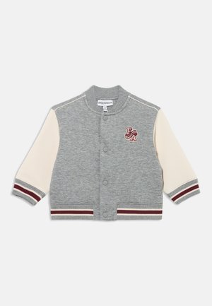 Παιδικό varsity μπουφάν με κουμπιά, γκρι σώμα, κρεμ μανίκια, ριμπ κολάρο, μανσέτες, τελείωμα και κεντημένο λογότυπο στο στήθος.