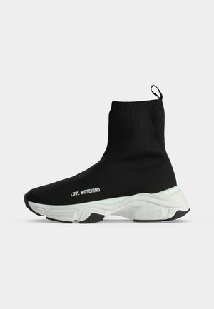 Czarny sneaker typu skarpeta z białą masywną podeszwą i tekstem "Love Moschino" po boku, z pętelką przy kostce.