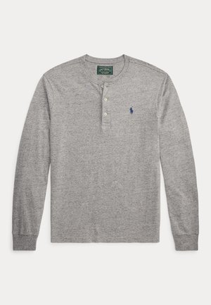 Szara koszulka henley z długim rękawem, trzema guzikami i małym, ciemnoniebieskim haftowanym logo na lewej piersi.