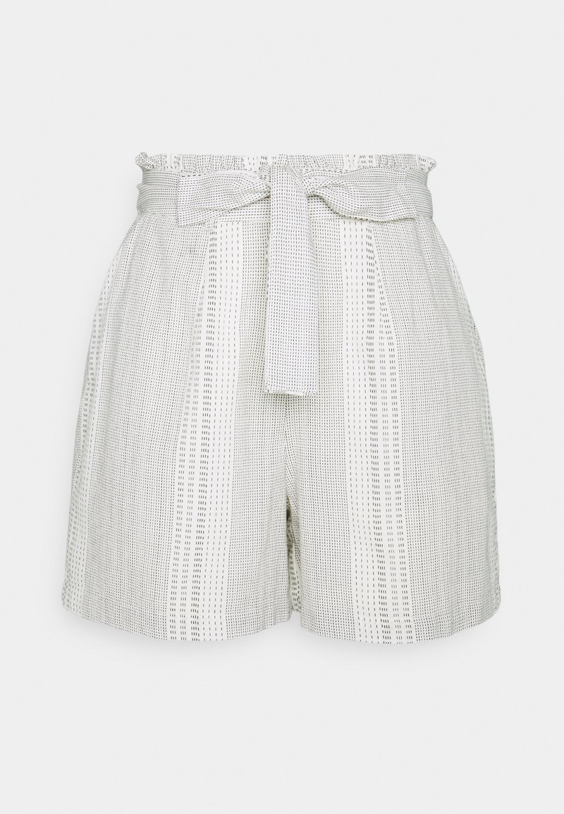 Shorts blancs taille haute avec des rayures noires verticales en pointillés et une ceinture en tissu nouée en nœud à la taille.